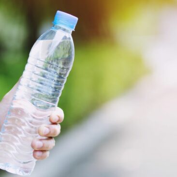 Voda u plastičnim bocama ima do 100 puta više plastičnih čestica nego što se dosad mislilo